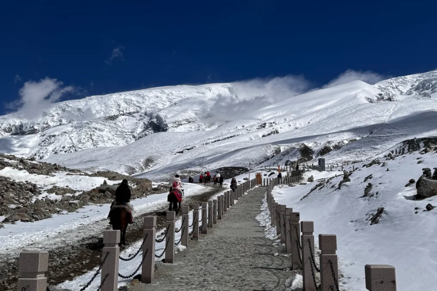 Plan your Muztagh Glacier Park trip with practical tips on altitude, routes, transport, best seasons, and Pamir Plateau travel conditions.