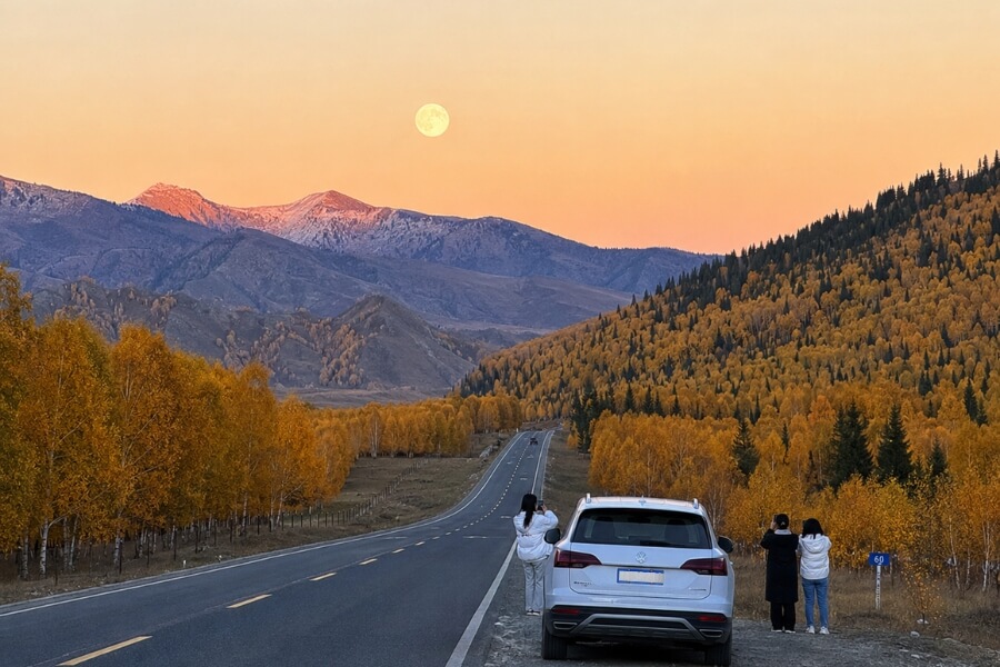 autumn road trip during Mid-Autumn Festival in Xinjiang